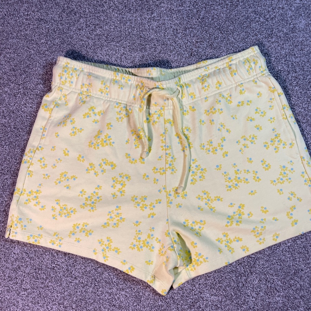 Nordstrom Abound Yellow floral Jersey shorts with pockets Size M